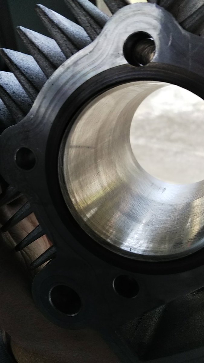 Masaki リトルカブ85 クロスハッチ再生 もうこのシリンダーは廃棄のつもりだったからダメもとでペーパーかけてみた まぁ クロスハッチはまずまずとして 縦傷が結構入っちゃってるな ピストンリング交換してみてどうかな ダメなら次は75ccにしよっ