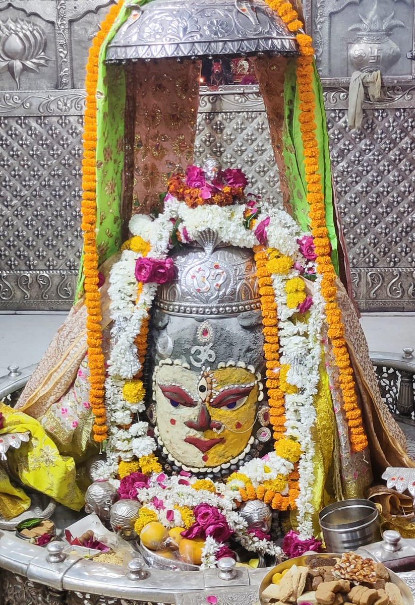Mere_Mahakal's tweet photo. गुरुओं के भी हैं गुरु, शिव हैं मूलाधार।

मन वांछित पूरित करें, शिव की शक्ति अपार।

शिव आत्मा के अधीश्वर, शिव ऊर्जा के मूल।

शिव परात्पर ब्रह्म हैं, शिव हैं जगत आधार। https://t.co/hJxAcFYzA0