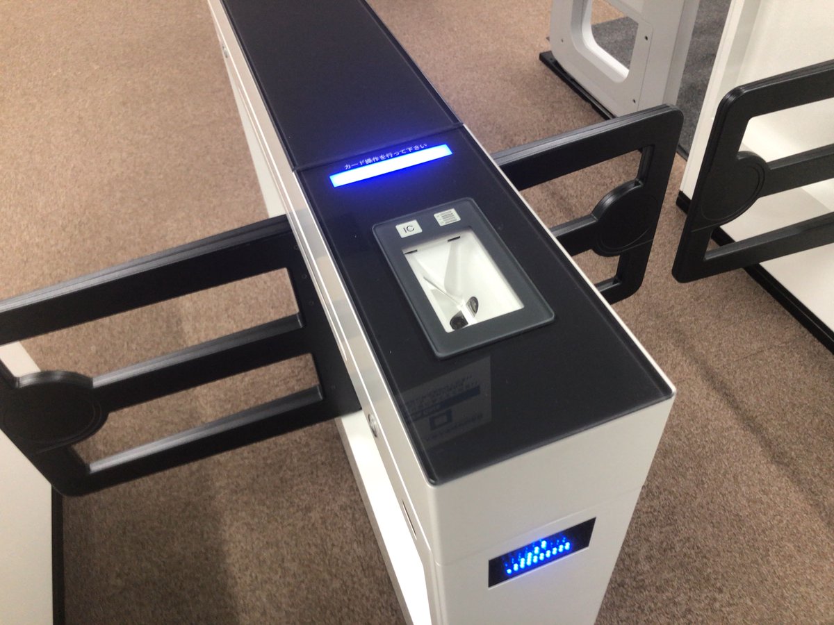 【おしらせ】
図書館の入退館ゲートが新しくなりました。
退館時にも利用証（学生証・教職員証等）のバーコードをゲートにタッチする必要があります。