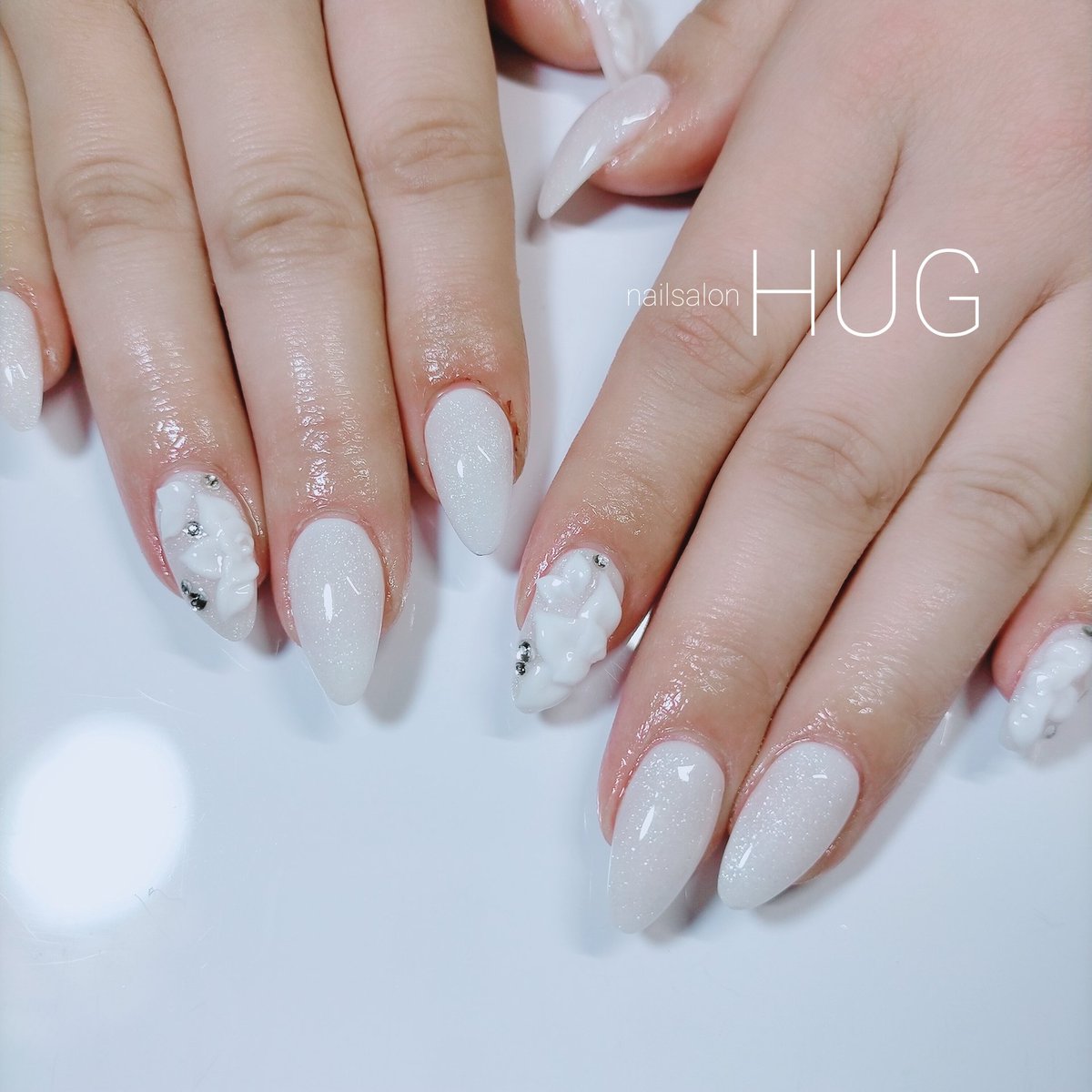 Nailhug ウェディングみたいなホワイトネイル Nailsalonhug Nailhug Hug Hug Nailhug Nail Nail ネイル 岡山ネイル 岡山ネイルサロン 岡山市ネイル 岡山ネイル人気店 岡山ネイル安い店 ウェディングネイル ホワイトネイル 3d花 3d