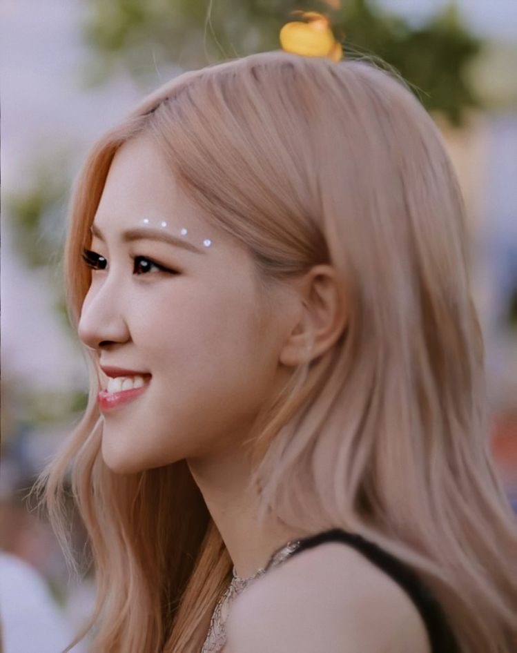 rshourly's tweet photo. her beauty
#로제 #ROSÉ https://t.co/ydbXQMboxs