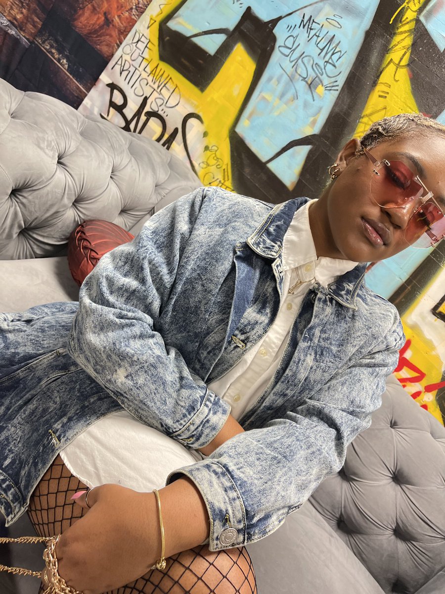 ImKyera's tweet photo. Wrapped up my first on camera interview of the year. 😎🤞🏾✨ https://t.co/lk9R2gLAB7