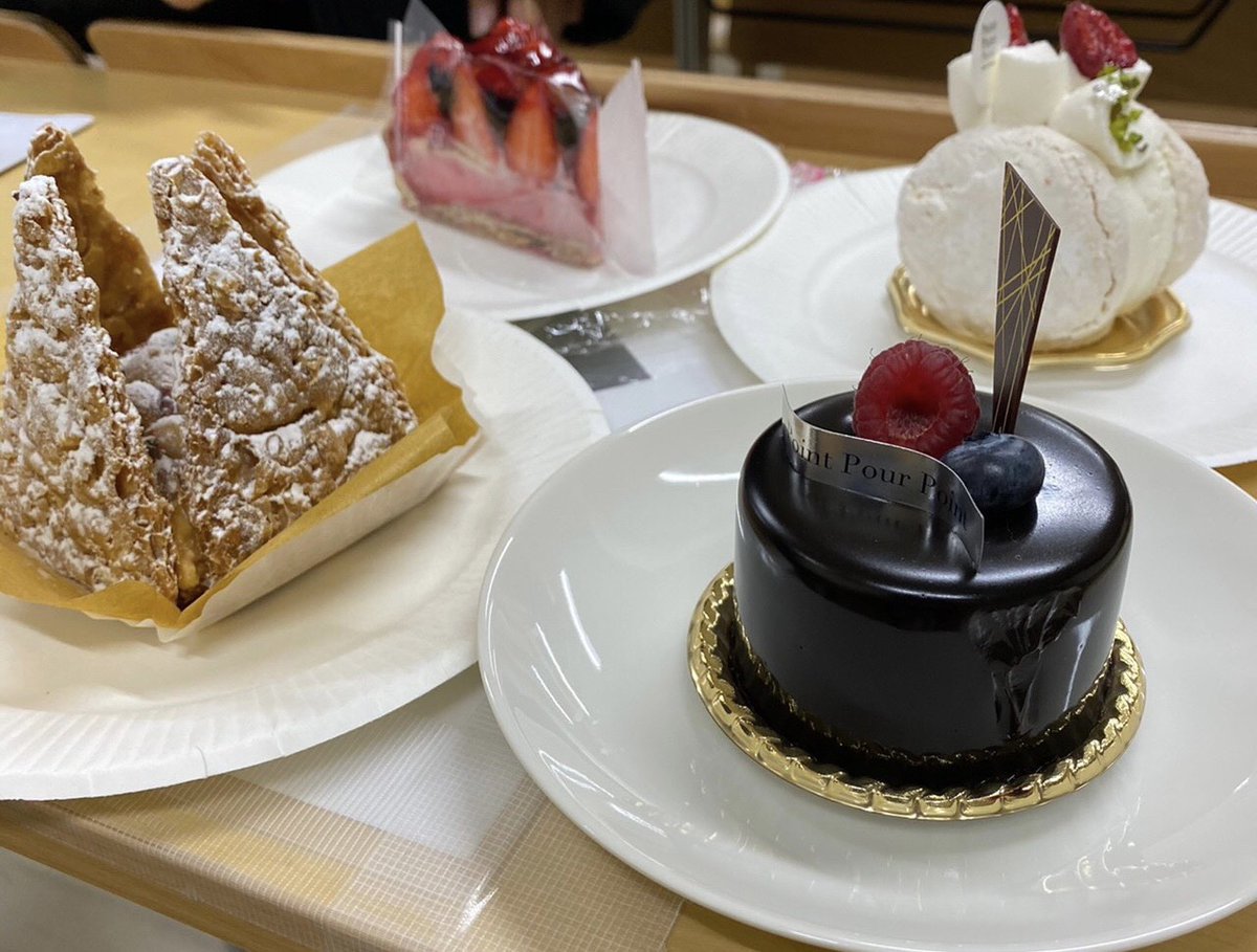 st_agnesuniv's tweet photo. #平女魅力発信プロジェクト 第27弾！「Our Favorite Things」を掲載しました。
https://t.co/t9qU5zyhdZ
#平安女学院大学のすぐ南にあるケーキショップ #PointPourPoint の紹介です！外観もケーキも可愛く、とっても人気です💕イートインスペースもあるので、ちょっと休憩にも使いやすいお店ですね☕ https://t.co/nhmyhzpwu8