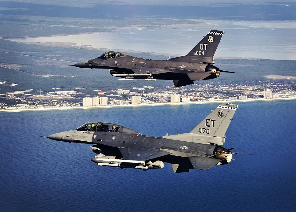 AvgeeksAero's tweet photo. The F-22 Raptor's unique camouflage is different than the "Have Glass V" paint being used on some F-16s- the darker grays on the F-16 Have Glass V camo is meant for radar RCS reduction, a different goal from IR reduction on the Raptor's camo. #avgeek #AvGeekNation https://t.co/M6GoiuJqMT