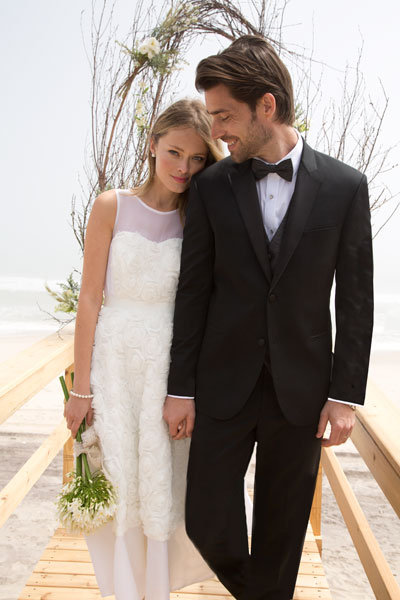 bridalguidemag's tweet photo. Find the right tuxedo for your groom's body type: https://t.co/8V71i16er3 https://t.co/8EfS7FDypM