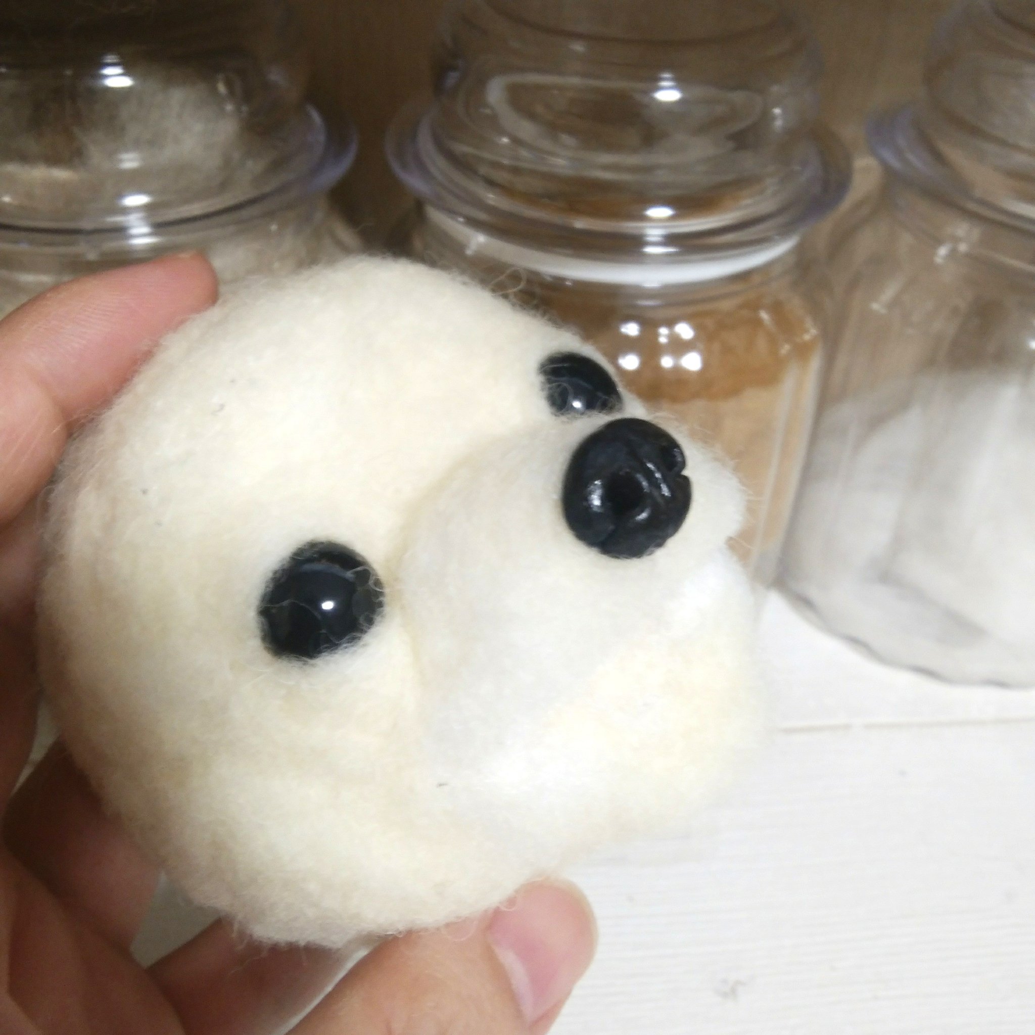 Sato 羊毛フェルト 口を開いて樹脂粘土で口の中を作りました 歯を作るか悩み中 鼻の下は筆ペンや油性ペンで描いてます 次は瞳 羊毛フェルト チワワ 製作過程 T Co Up3cdfyjwk Twitter