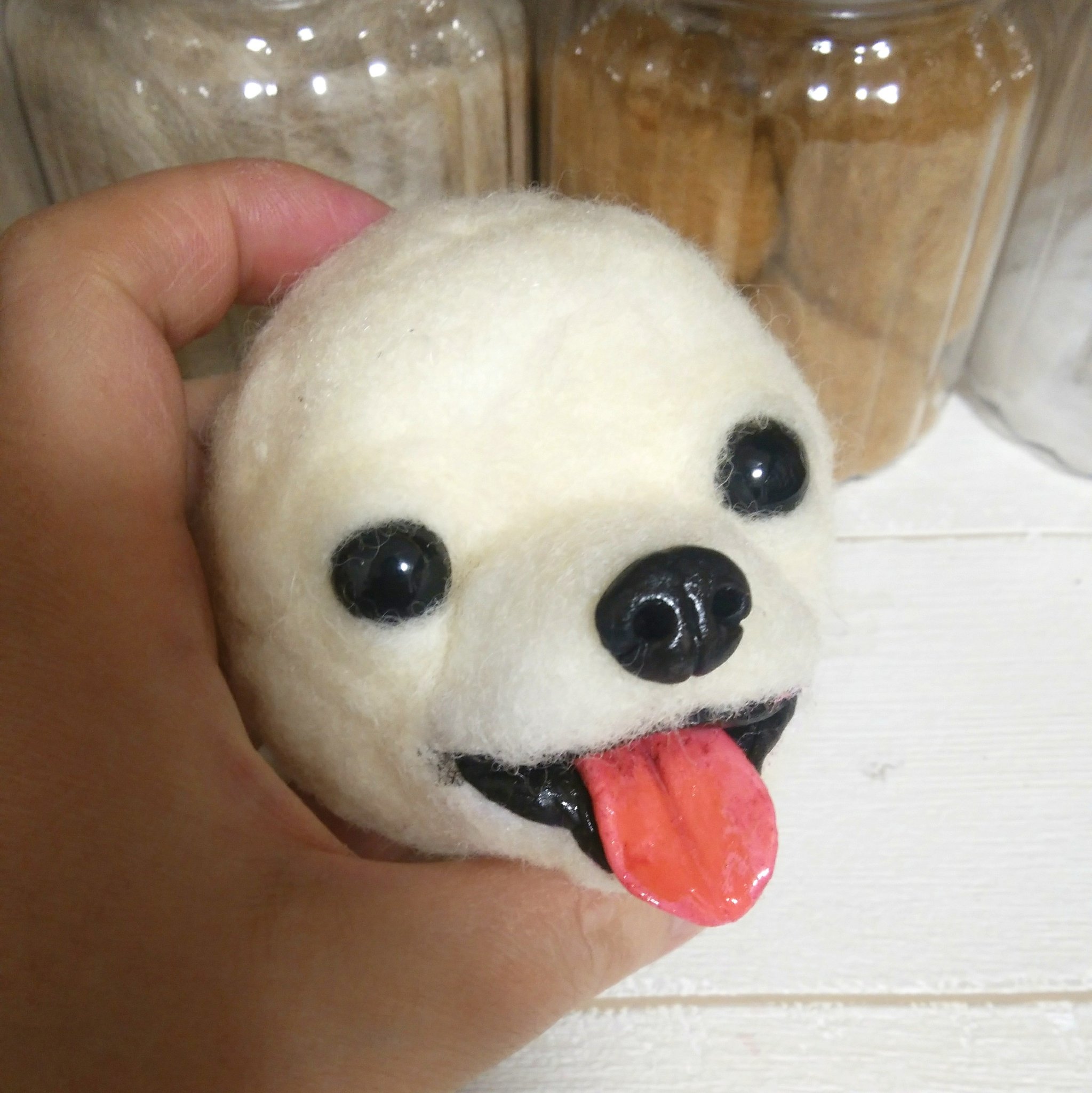 Sato 羊毛フェルト 口を開いて樹脂粘土で口の中を作りました 歯を作るか悩み中 鼻の下は筆ペンや油性ペンで描いてます 次は瞳 羊毛フェルト チワワ 製作過程