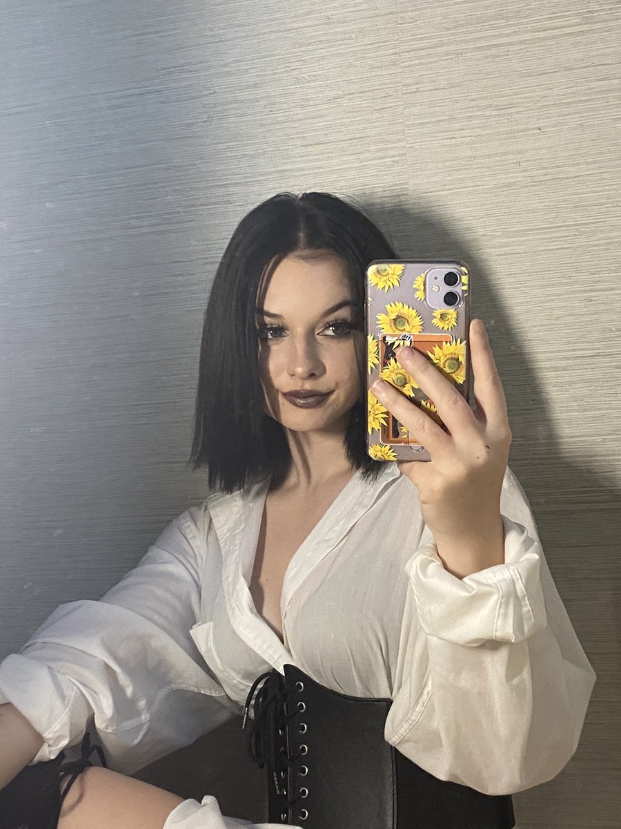 kedougs's tweet photo. A corset belt is a necessity https://t.co/ipCBohasgK