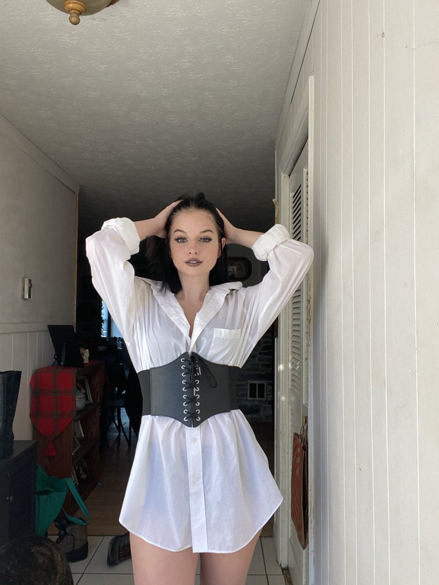 kedougs's tweet photo. A corset belt is a necessity https://t.co/ipCBohasgK
