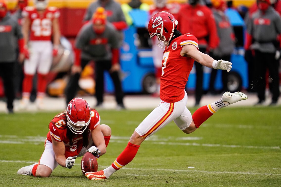 Great team win over a tough Browns team! We’ll come back stronger next week 👊🏼 Thanks for an amazing playoff atmosphere #ChiefsKingdom ‼️ #runitback