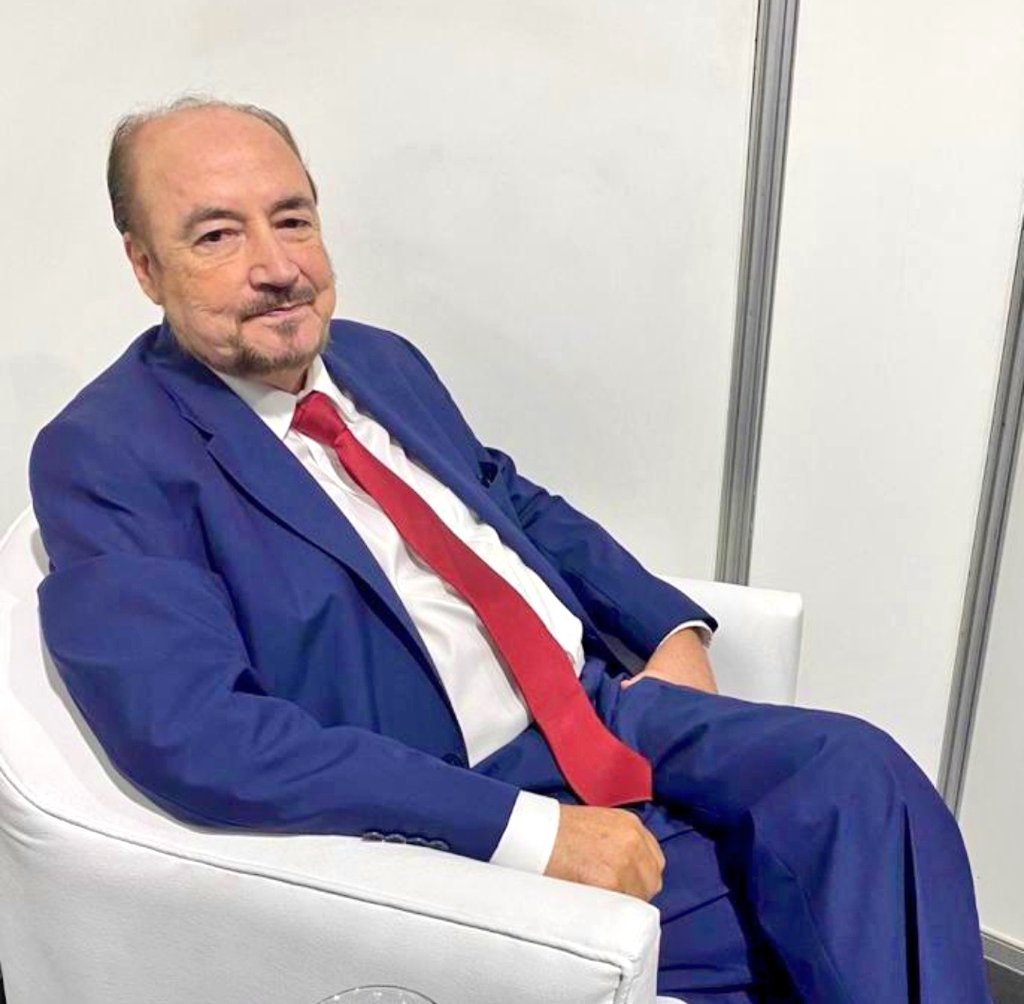 GustavoLarreaSi's tweet photo. Momentos previos a mi participación en la segunda jornada del #DebatePresidencial2021, organizado por el @cnegobec. 

#GustavoLarreaPresidente.
#VotaTodo20. https://t.co/XVRifSz3op
