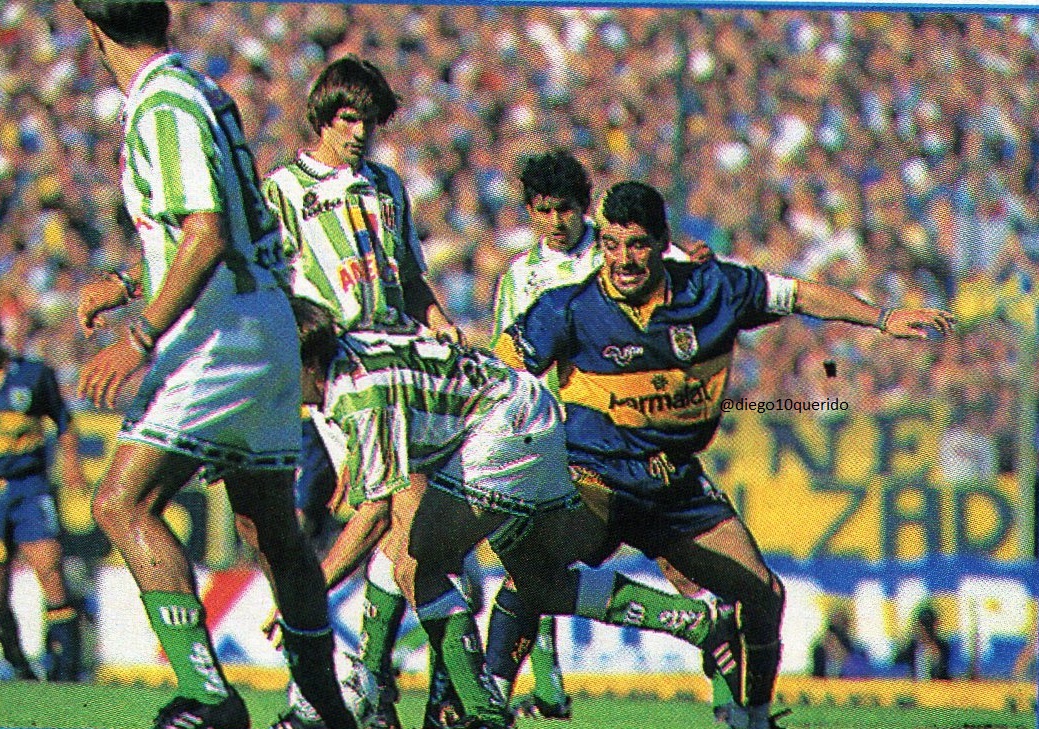 La pelota no se mancha (@diego10querido) on Twitter photo Luchando contra Pablo Paz, mientras observan Sanguinetti y Buena. Sucedió en el Boca 2-Banfield 0, jugado en 1995. Banfield tenía a AMÉRICA TV como sponsor, quien a su vez era dueña de los derechos televisivos del 10. Diego llamaba "El Jefe" a Eurnekian, dueño del multimedio. Luchando contra Pablo Paz, mientras observan Sanguinetti y Buena. Sucedió en el Boca 2-Banfield 0, jugado en 1995. Banfield tenía a AMÉRICA TV como sponsor, quien a su vez era dueña de los derechos televisivos del 10. Diego llamaba "El Jefe" a Eurnekian, dueño del multimedio.