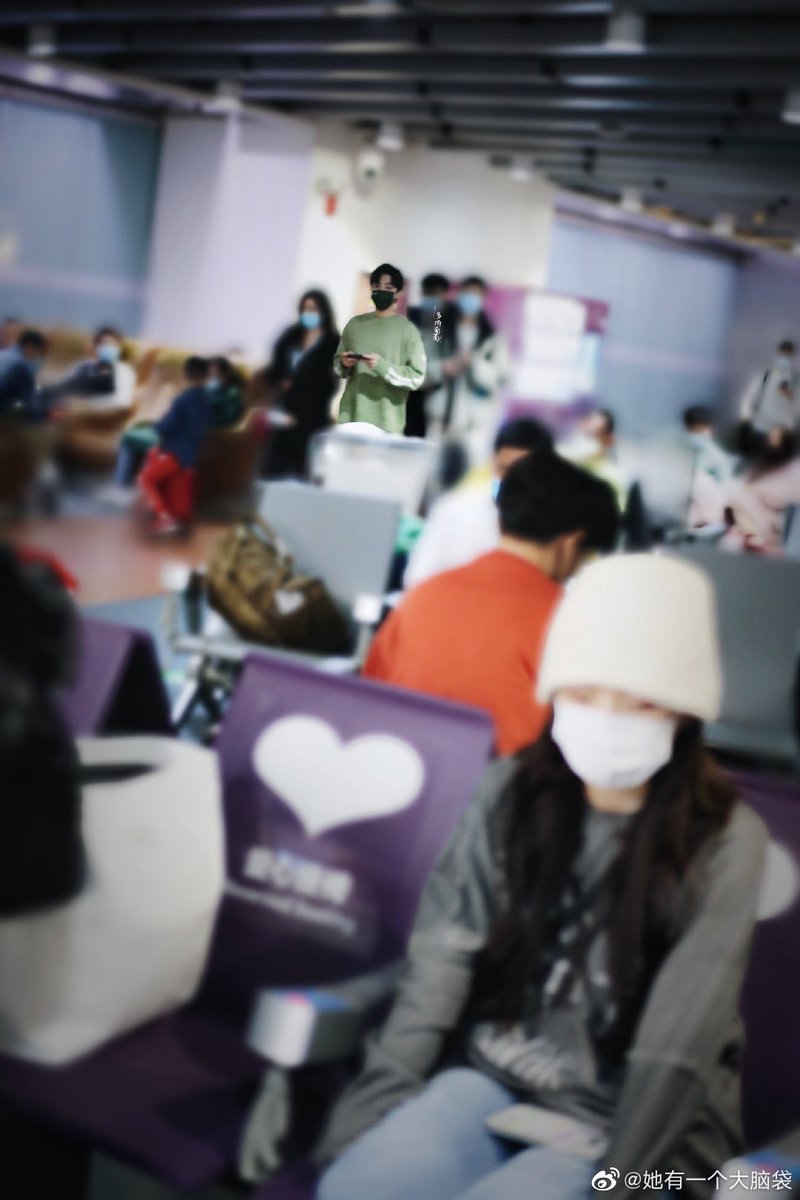 ming_yueye's tweet photo. 【 17.1.20 】

Yang Chao Yue &amp; Hou Ming Hao departed from sanya together, heading off to film the next episode. 

✨ : To avoid scandal and unnecessary fan wars, they did not communicate infront of the fans. 

#WhenWeWriteLoveStory #明越夜 
#杨超越 #侯明昊 #MingYueYe https://t.co/8mDTAKPGHb