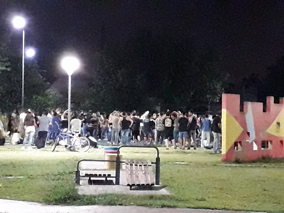 ChipiSL's tweet photo. Esto sucede todos los domingos en la Plaza "Las 4 manzanas", Castelar, Partido de Morón @LucasGhi @MunicipioMoron https://t.co/E0BkldOTJz