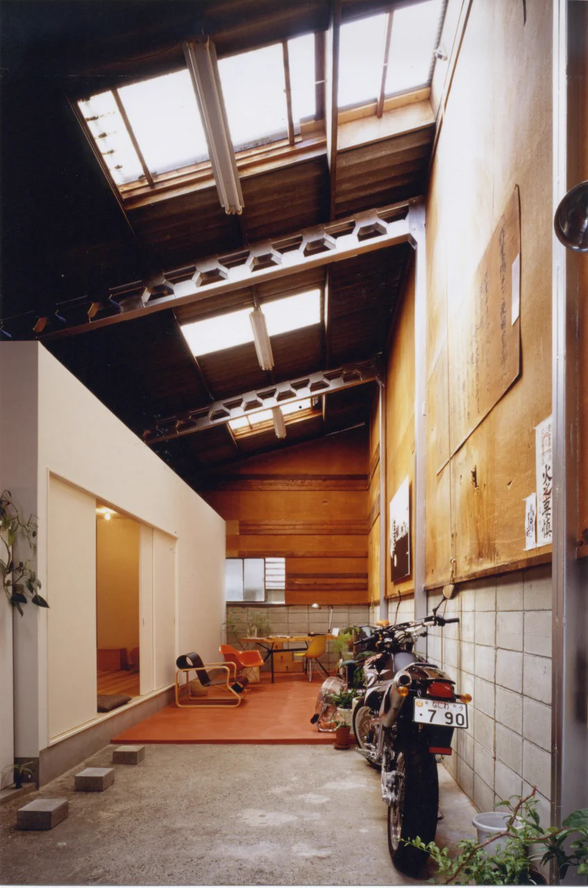秘密基地感がたまらない！倉庫の中にワンルーム平屋という最高のアイデア！