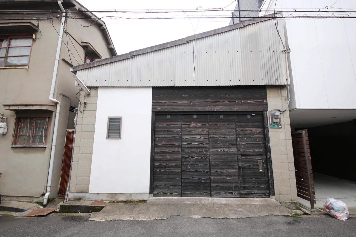 秘密基地感がたまらない！倉庫の中にワンルーム平屋という最高のアイデア！