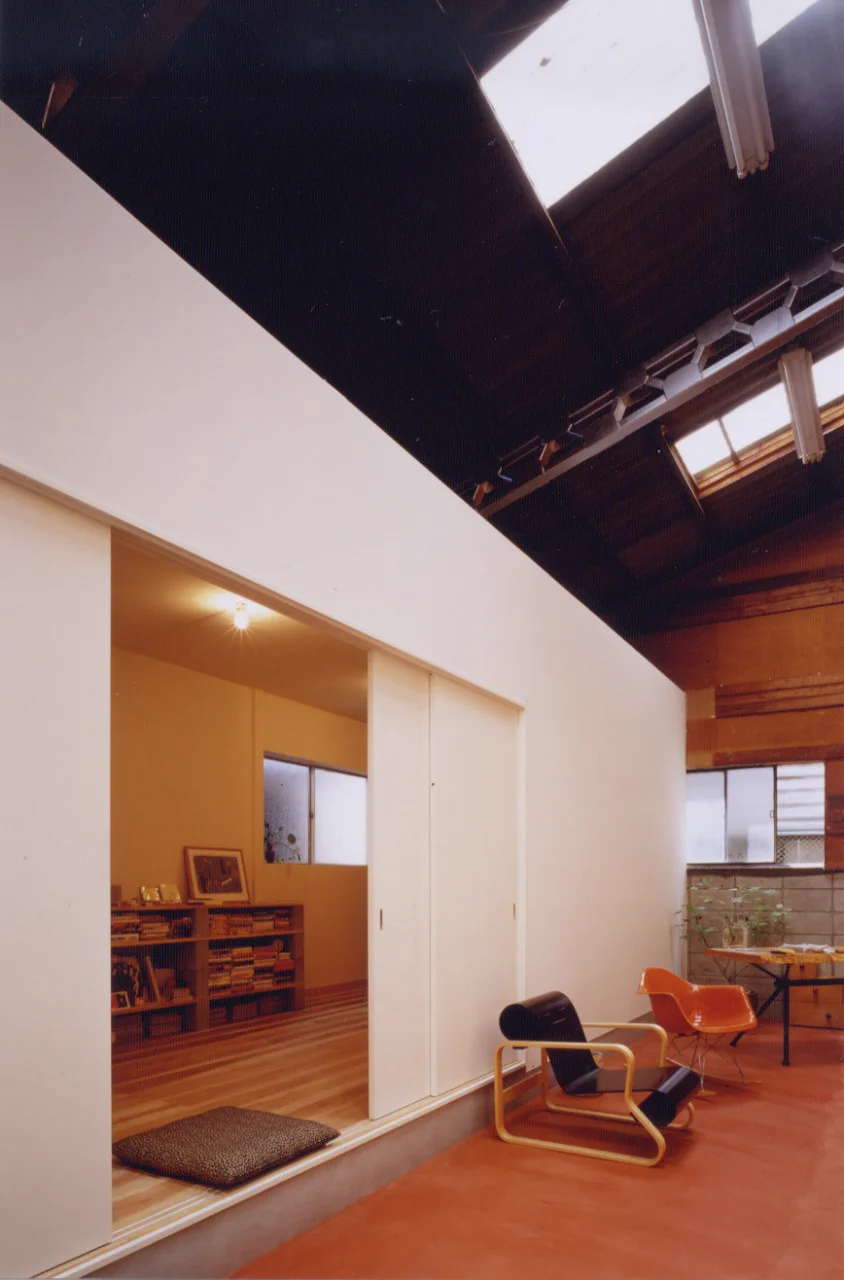 秘密基地感がたまらない！倉庫の中にワンルーム平屋という最高のアイデア！