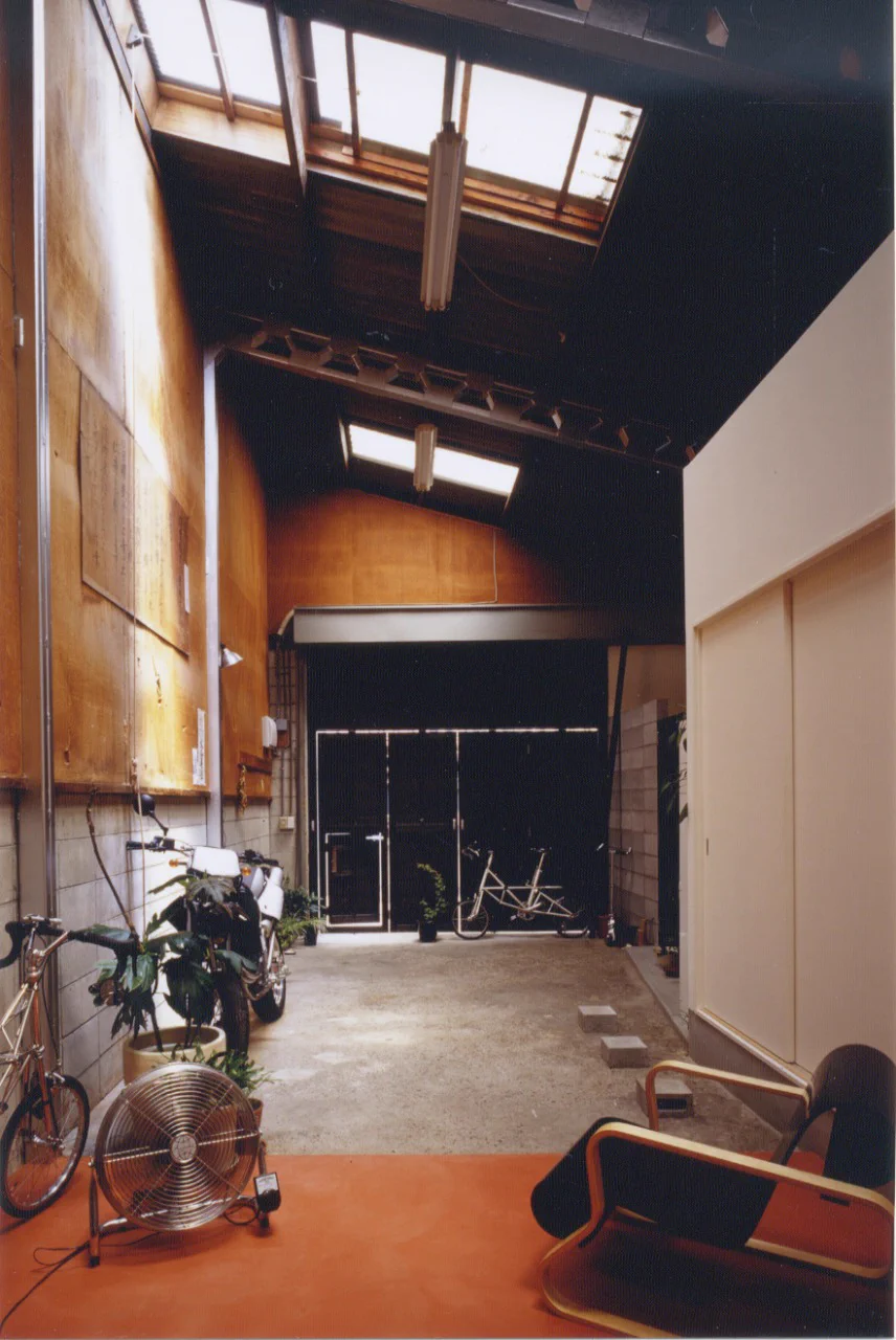 秘密基地感がたまらない！倉庫の中にワンルーム平屋という最高のアイデア！