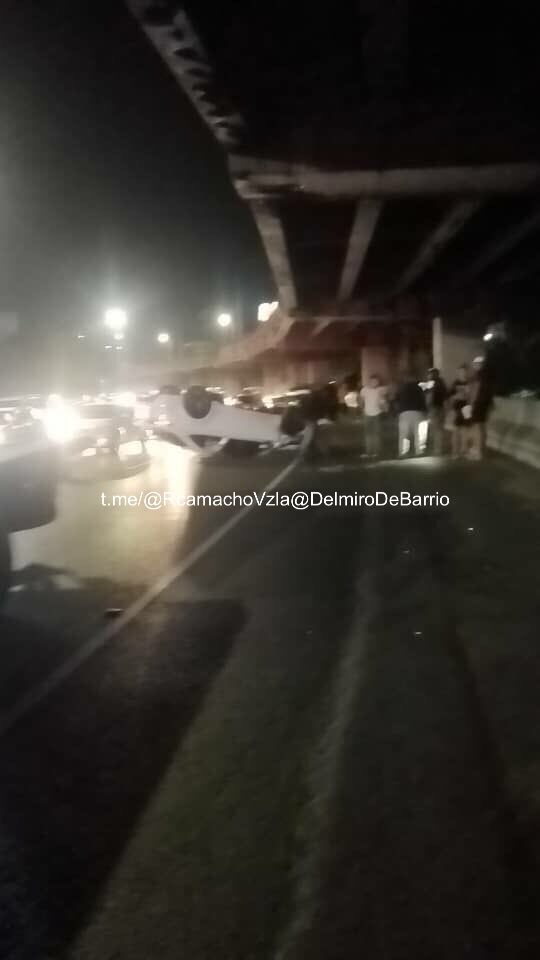 #17Ene #Caracas 

#Ahora reportan accidente de tránsito, autopista Francisco Fajardo, sentido centro a la altura de El Recreo. 

<a href="/paramedicosmtt/">Ángeles de la autopista MPPT</a> en el lugar 

Fotos: Comisiones en el sitio