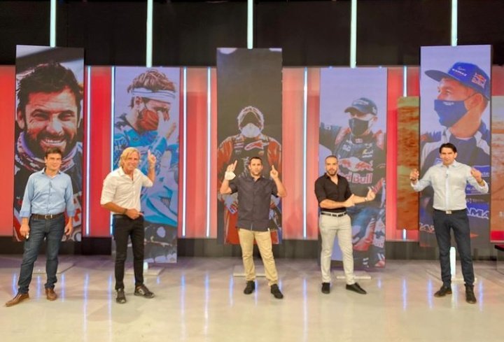 SaraRata's tweet photo. Guardaré esta foto como recuerdo de #ElShowDelDakar con mis favoritos @damonrelator @PabloSchillaci @Gp1Fossaroli y los geniales #PacoGomez y #MartínAponte 🏁❤️ ¡GRAN PROGRAMA! @dakar #Dakar2021 https://t.co/C0rF978K3S