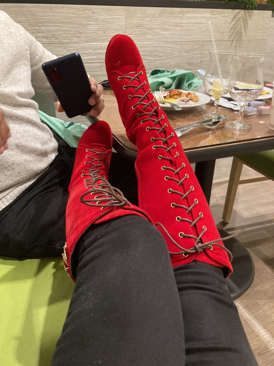 MingMing2228's tweet photo. Relaxing after #dinnertime 
#LikeABoss in public

@rt_feet @FootParadiseRT #dirtyfeet #smellyfeet #softsoles #findomme #femdom #asiandomme #barefeet #feet #feetlover  #nylons 
#wrinklesoles #smellysneakers #stinkyfeet #naturalnails #longnails #hotboots #humiliation #footstool https://t.co/k4OtAyJYp4