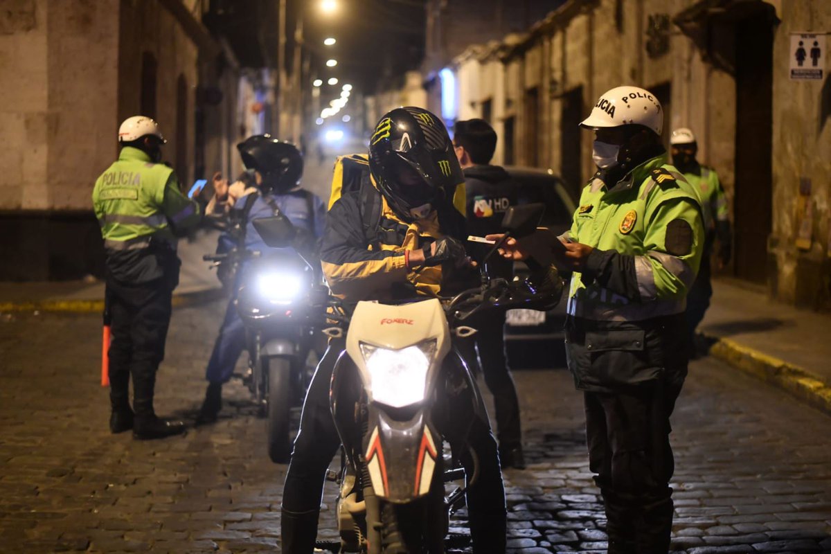 Agencia Andina On Twitter Fotogaleria La Policia Nacional Resguarda Las Calles De Arequipa Tras El Toque De Queda Que Rige Desde Las 9 00 Pm Https T Co J7edtbmyxm Https T Co Zmypmrdb7r