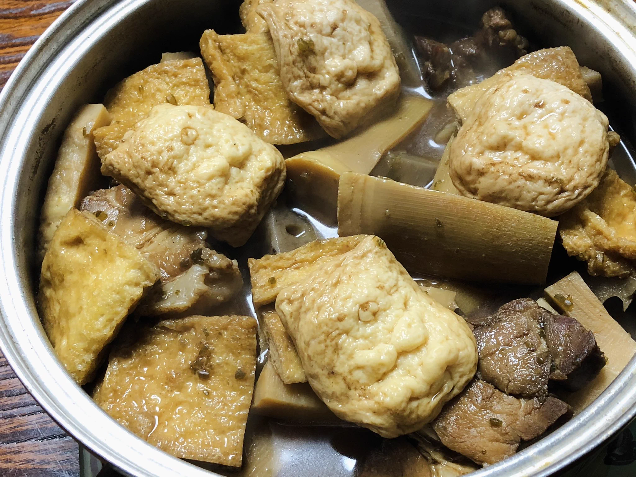 すみっコぐらしのかまぼこが…煮込んでみたらシワシワになってしまった…w
