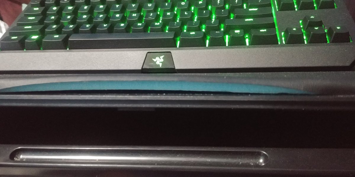 EdFX5O's tweet photo. @Razer I love your products, but what's up with this? Lit. the 4th time Im using after buying 2 wks ago, and it's coming apart while Im programming not even gaming https://t.co/7m6NcB0Vgv