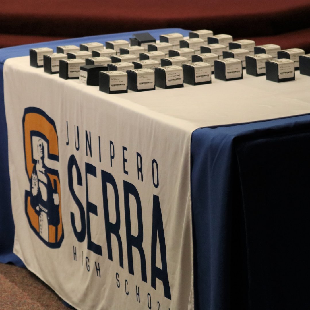 SerraSanMateo's tweet photo. Juniors on campus this week in the Upper Division Blue Cohort had their class rings blessed in the annual ring ceremony. The in-person ceremony took place on Tuesday after school in a brief ceremony led by Serra Chaplain Father Michael. 
Check it out:  https://t.co/XevBOwTqTS https://t.co/Sc2y0TQacs
