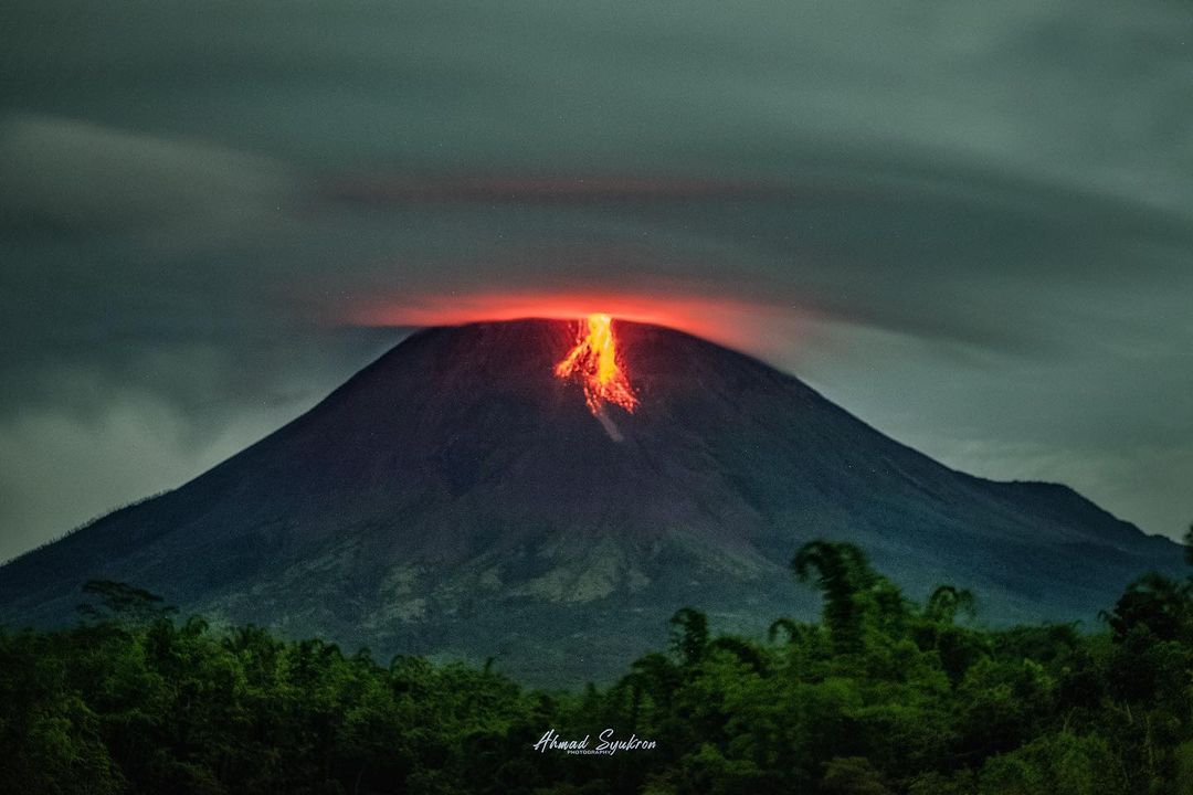 merapi_uncover's tweet photo. Merapi yang sedang berproses menuju keseimbangan baru.

Semoga tetap aman terkendali🤲🏽🙏🏾
📸: Madscaper https://t.co/bUhyadKgoX