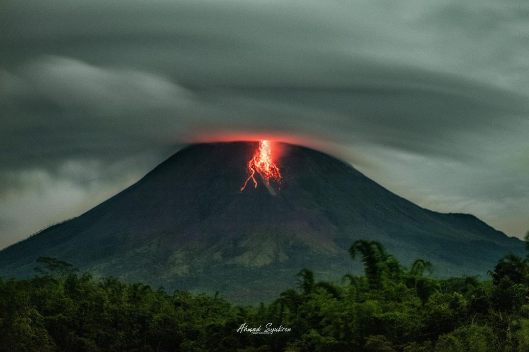 Merapi yang sedang berproses menuju keseimbangan baru.

Semoga tetap aman terkendali🤲🏽🙏🏾
📸: Madscaper