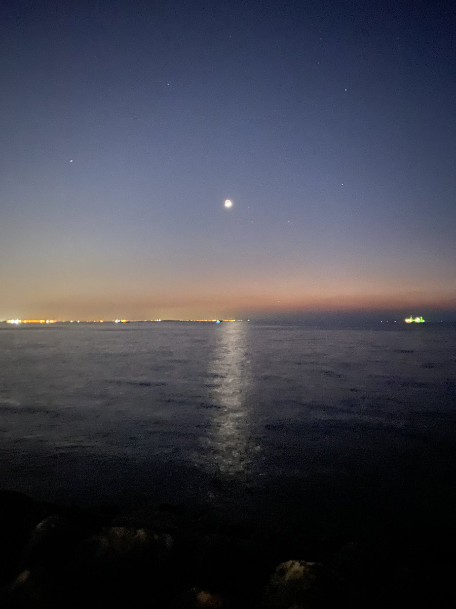 lifelearnings3's tweet photo. And the sun will keep rising with the moon shining - the strength of nature during the past year would have told us to align ourselves with nature not unbalance it . The biggest strength is there to be discovered .#depression #livelife #Meditation #mentalhealth #mindfulness https://t.co/R0ZyzV63Ve