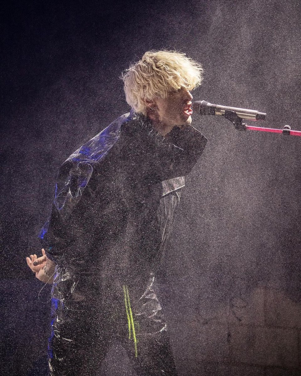 mgk_usa's tweet photo. These pictures are so powerful ! 🖤 @machinegunkelly 

📸: @/theedavidd
#DownfallsHigh https://t.co/FHCAUJxWQS