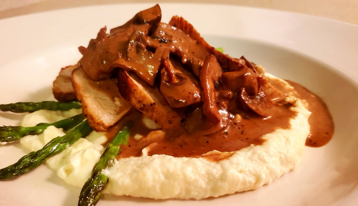 Roasted pork tenderloin with mushroom cream and asparagus. Per serving it has 6g of carbs, 36g of protein and 44 grams of fat. I will be posting the recipe for it in my blog as soon as it's ready. #keto #lowcarb #ketodiet #ketolifestyle #ketolife #weightloss #ketosis #ketogenic