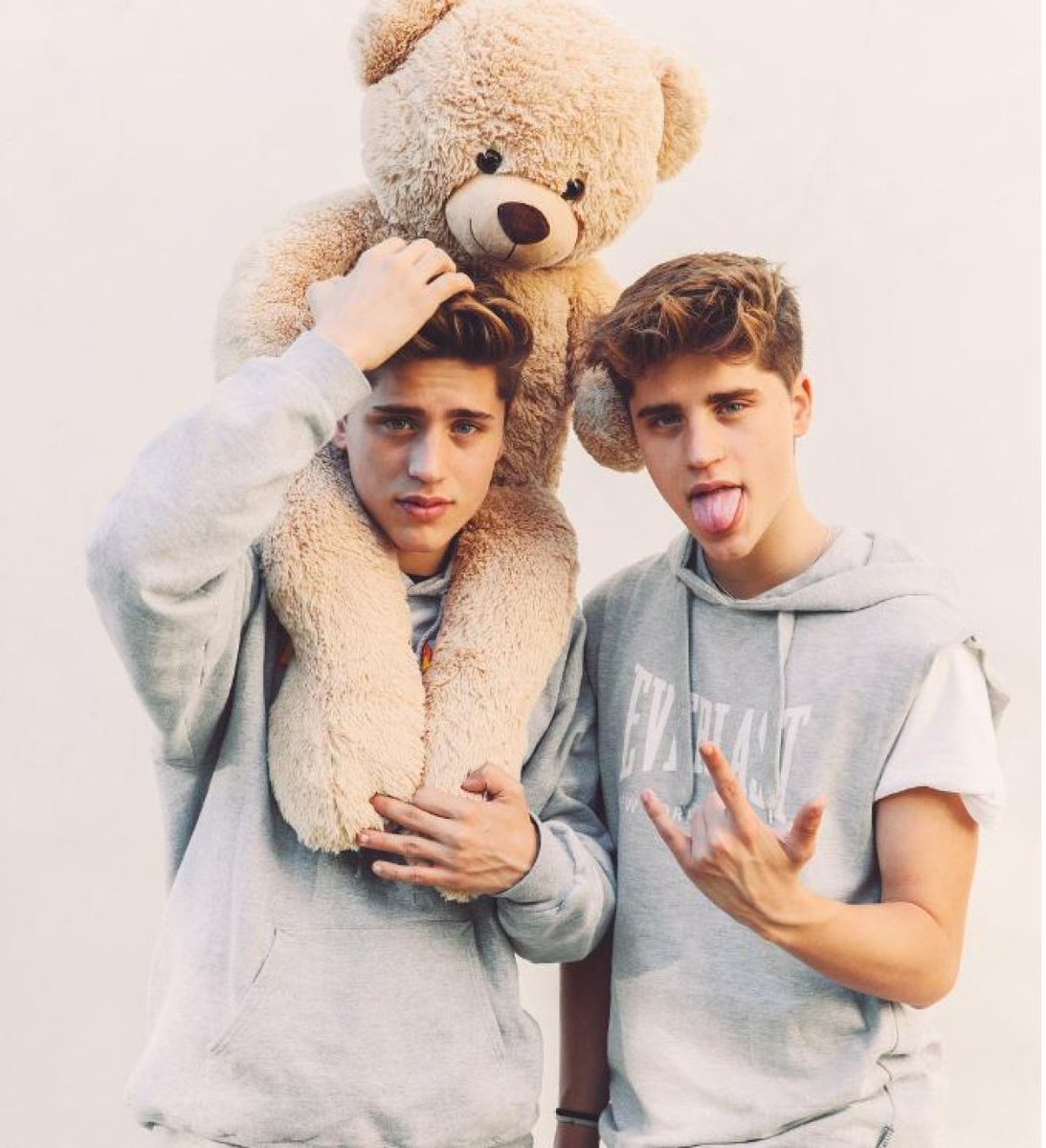 katcastillor's tweet photo. @emartineeez @imartinezp_ 

ELLOS SON TUS IDOLOS??? PORQUE LOS MÍOS SI 🥰😍 https://t.co/0GctkpCS79