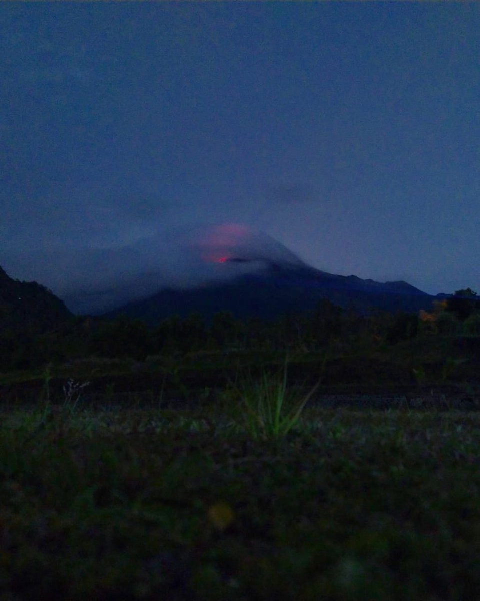 Awane bentuke koyo tangan nutupi kawah,, lokasi lapangan plunyon jam 00:43