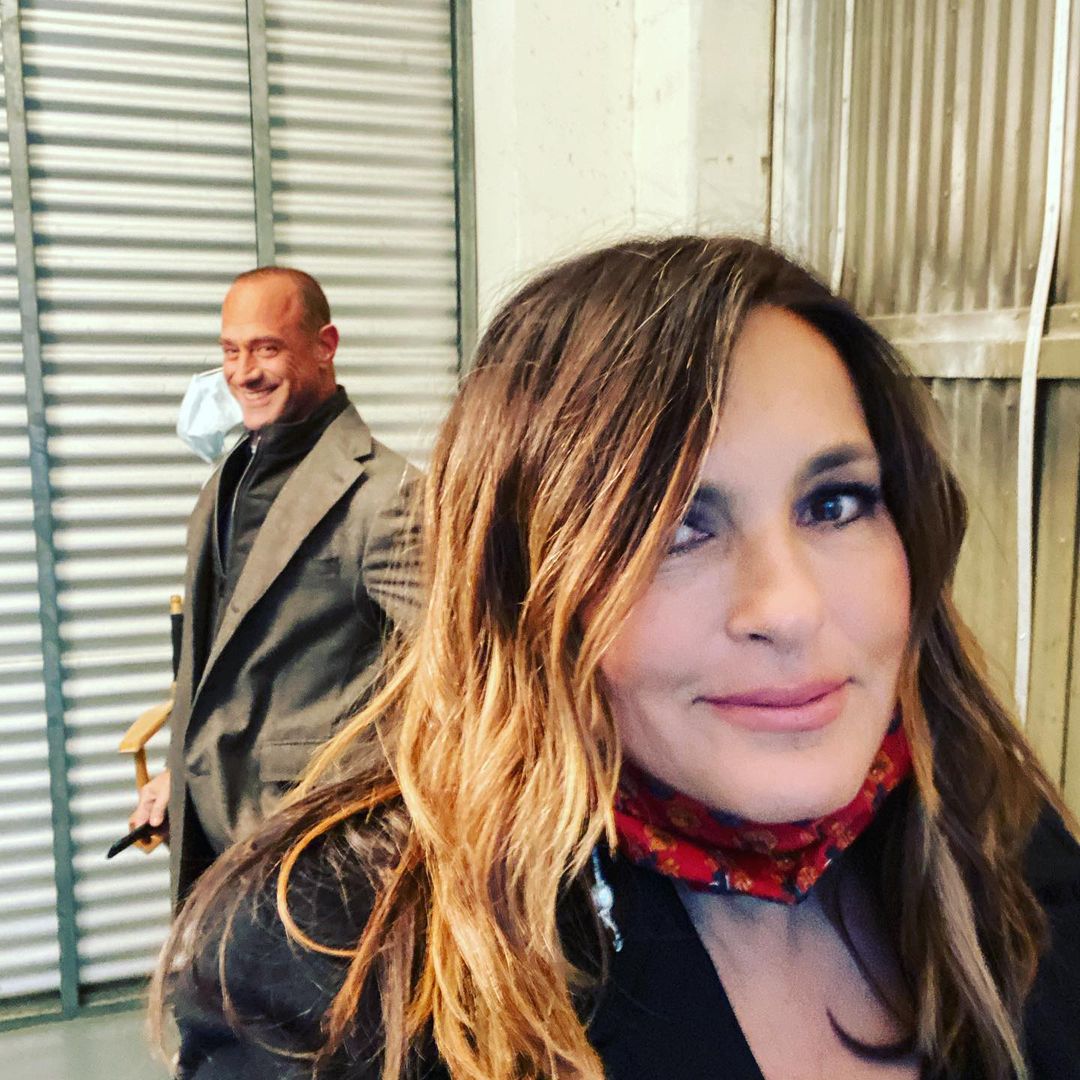 enews's tweet photo. ❗Dun Dun ❗Our favorite squad is back: Benson and Stabler have reunited on-set after 10 years. (📷: Instagram) https://t.co/ch9XDtKhIU https://t.co/lLuROJ1ND2