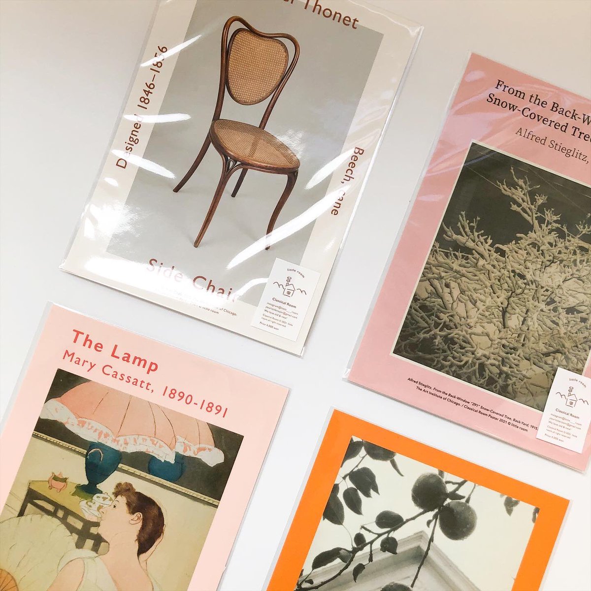 ghost__books's tweet photo. <Classical Room Poster 4종 / little room>들어왔습니다. 영감을 주는 고전 작품들을 소개하는 시리즈, 클래식컬 룸의 새로운 포스터 4종, A3(297x420mm)포스터와 미니 포스터(155x220mm)입니다. 작가에 대한 소개가 담긴 미니 인포메이션 카드가 함께 들어있습니다. / 정가: 4,000 | 10,000원 https://t.co/6HiLvyYzP1