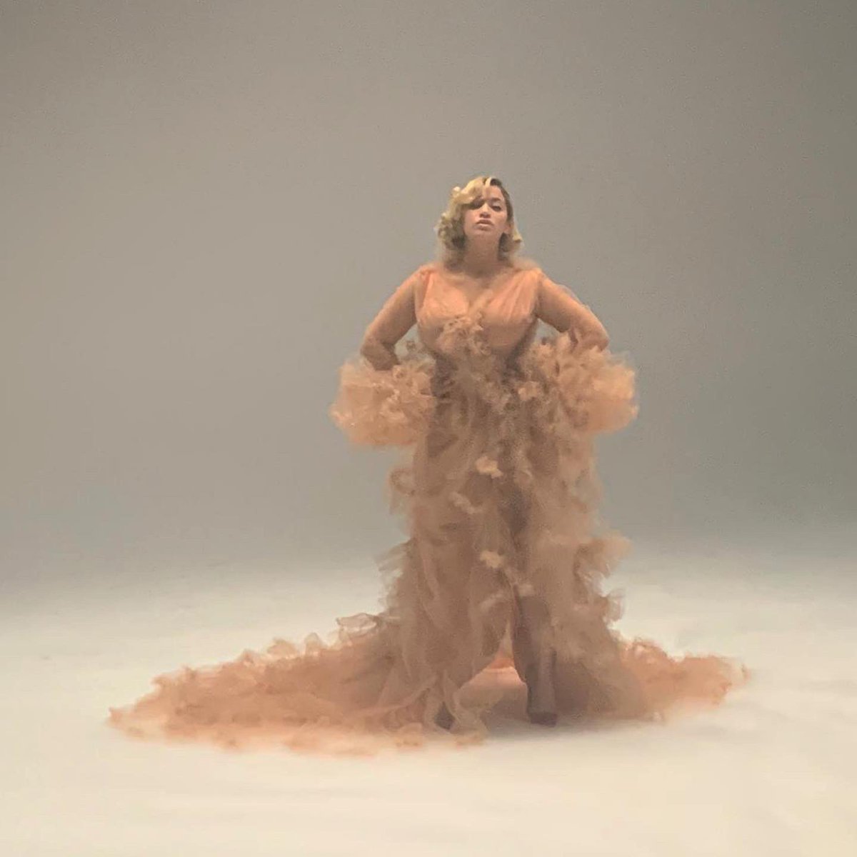 Première robe que j’ai désignée et imaginée pour <a href="/LaZarra_/">La Zarra</a> en collaboration avec #michelletsm style par #cleliacazals pour #printempsblanc 🤍 #lazarra