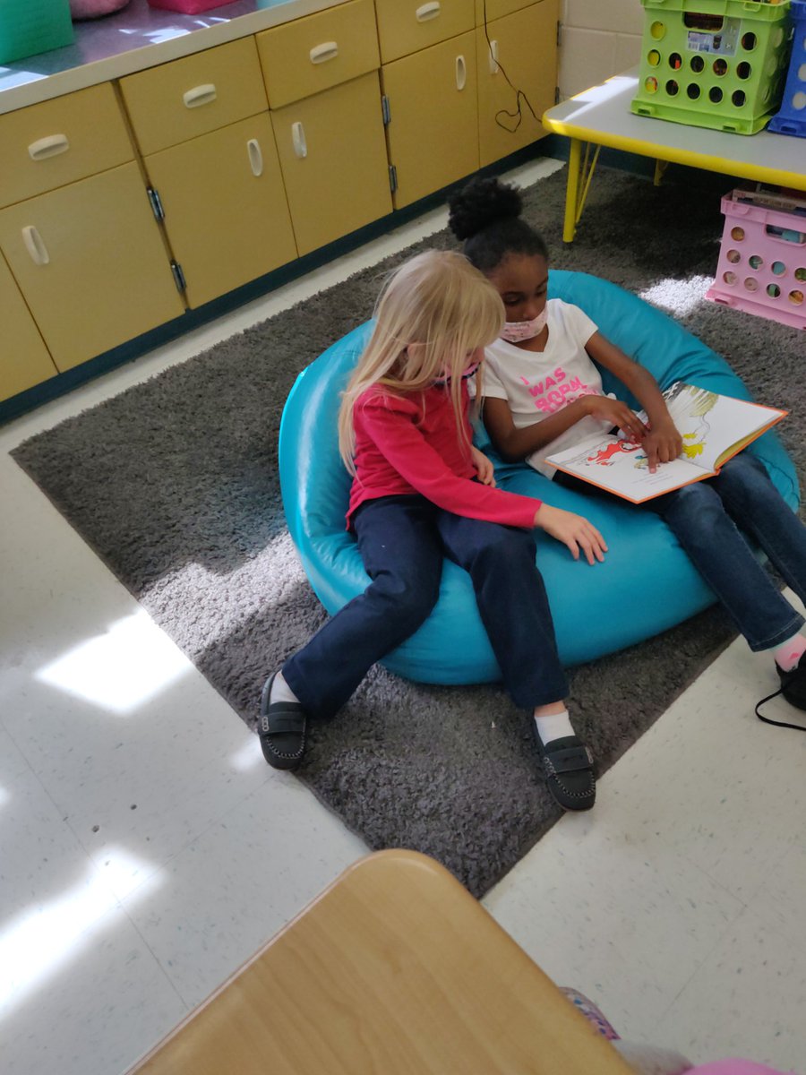 One of Miss Dooley's kiddos used her blue dragon coins to buddy read with a kiddo from our class. Listening to them read together was the perfect end to our Friday!  😍