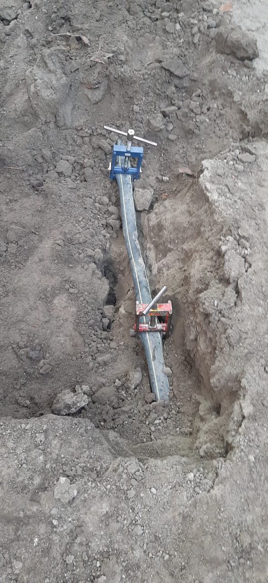 En Nebraska y Arizona, Col. Nápoles, <a href="/BJAlcaldia/">Alcaldía de Benito Juárez</a>, mientras se realizaba la sustitución de tuberías de agua potable y carpeta asfáltica, trabajadores contratados por la Alcaldía golpearon con una retro excavadora una línea subterránea de la red de gas natural provocando fuga.