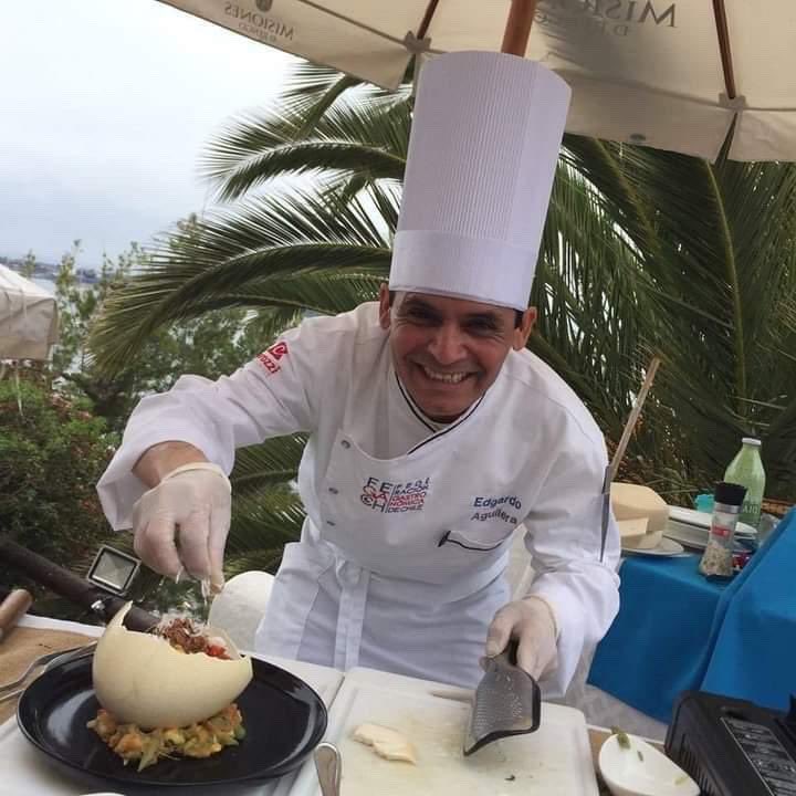 Chilegast's tweet photo. Saludamos al #Chef @chef_edgardo se dedica a trabajar con pequeños y grandes #productores del #NortedeChile #Serena #CuartaRegión - Realiza #asesorías - #CartasGastronómica para #Restaurantes Participa en  espacio Radial, en” la Ciudad No Para”, los días Sábados en “#MiRadiols” https://t.co/ns1GiScwuJ
