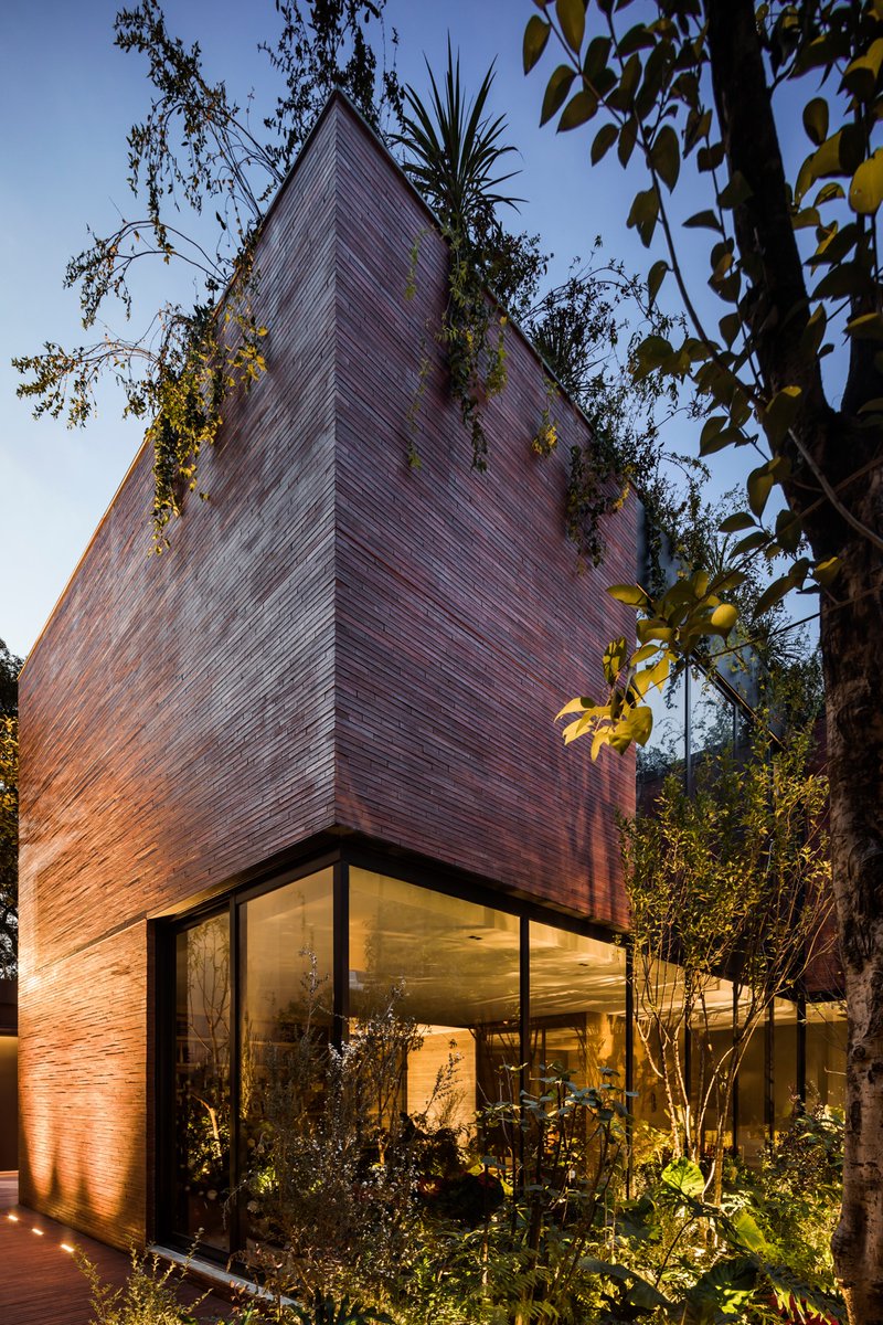 coolhuntermx's tweet photo. Una construcción de espacios de encuentro e interacción aislada del exterior y una fachada continua de carácter monolítico, conforman el primer proyecto de casa-habitación de #EsraweStudio. 🧱🍃
Conoce Casa Sierra Fría 🌱 https://t.co/OjJBCowipa https://t.co/DmE2v6Af7s