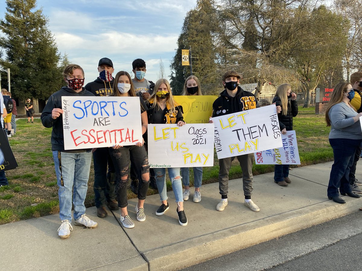 angewrites's tweet photo. Students, parents and coaches from Hughson High, Turlock High and Turlock Christian High hosted their own “Let Them Play” rallies in their towns today as part of a statewide effort calling for high school sports to resume. https://t.co/e5boXsoCE5