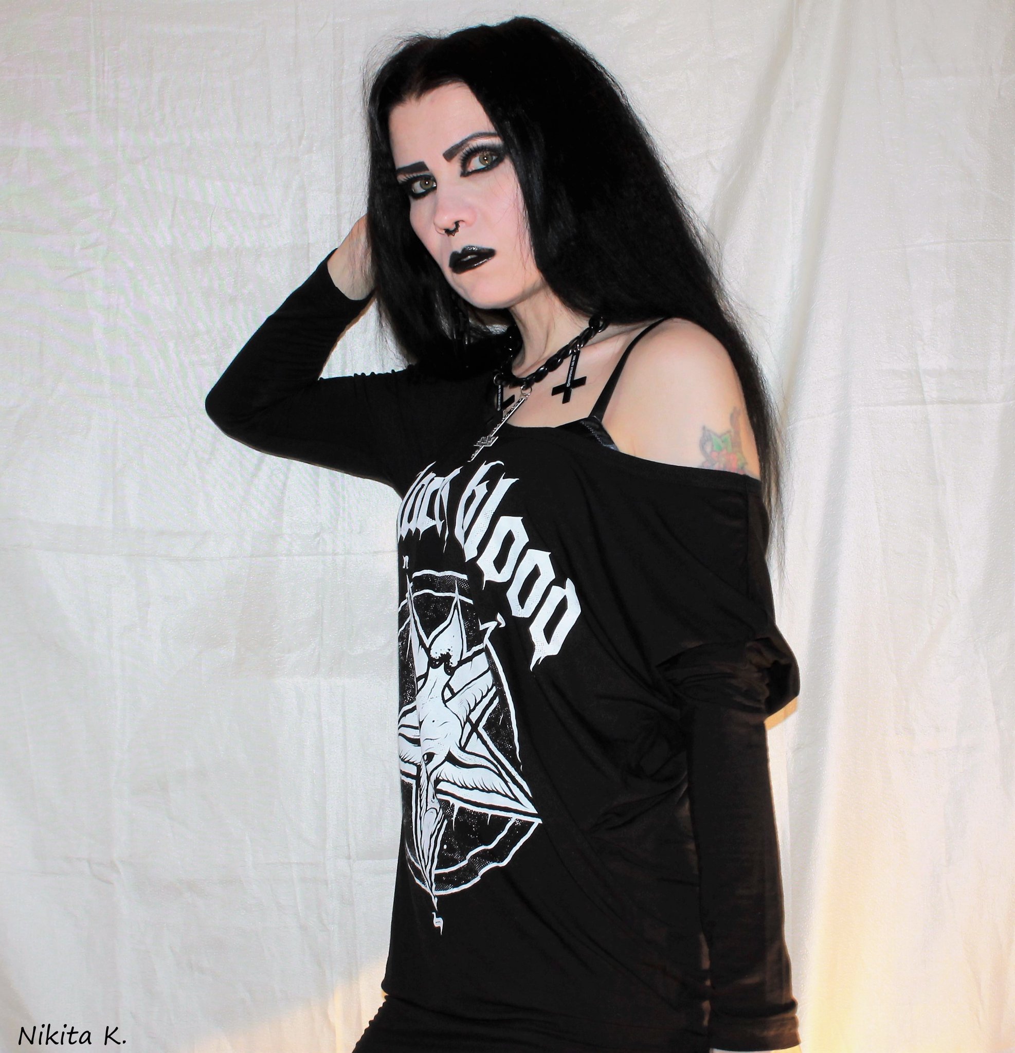 “Black Blood🖤 #GothGirl #BlackBlood #Kreepsville666 #blacklipstick #cross ...