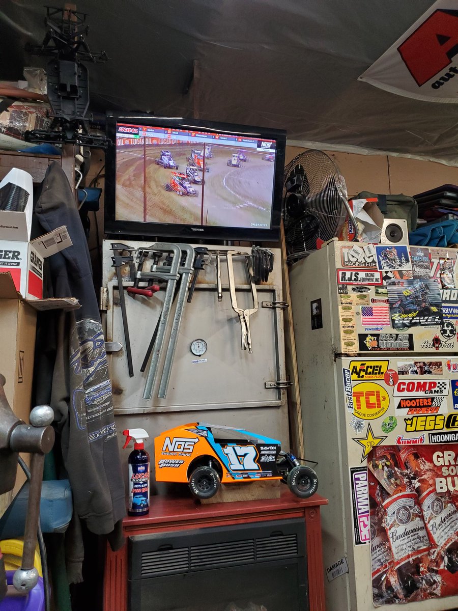 ovalalot's tweet photo. Friday night garage time. @cbnationals @Lucas_Oil @FloRacing @NosEnergyDrink @carpys_co @WingedNation #TweetYourFLOSeat #ChiliBowl2021 #mudboss https://t.co/HgLM3DZBuy