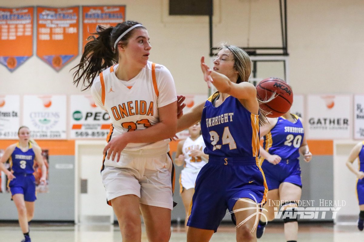 From the lens of <a href="/WSarah23/">Sarah</a>, check out this behind-the-back pass from <a href="/graciemartin23/">gracie martin</a> to teammate Braelyn Russ during Oneida’s win over Sunbright tonight.