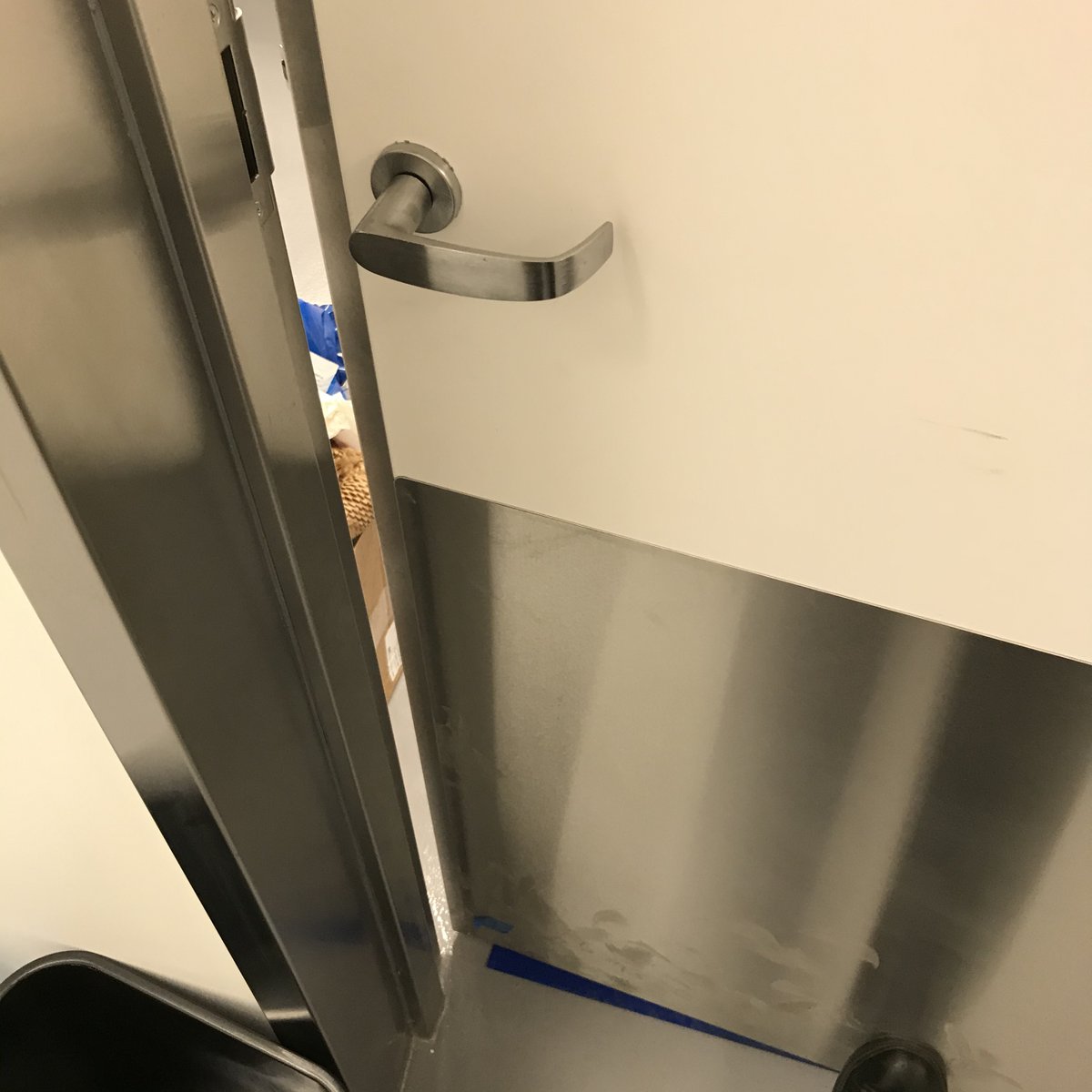 Thread of  #sciArch: how architecture of science spaces is evaluated by the real scientists.First, we consider concept of "butt-openable doors" also know as crash-bar. Crash bar is a superior option.1) crash bar 2) regular handle @AcademicChatter 1/N