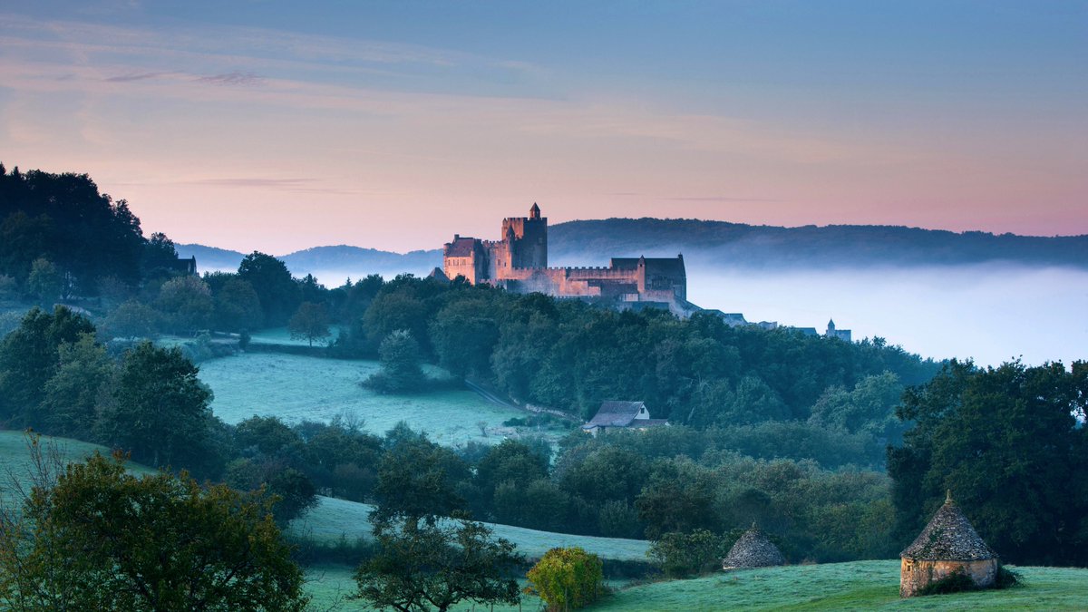 Battlemaps's tweet image. Château de Beynac overlooking the Dordogne Valley in #France. The region is famous for its castles, its medieval villages, and its... fungus. At least, the fungus considered by some to represent the apogee of French cuisine: the truffle. #truffles
