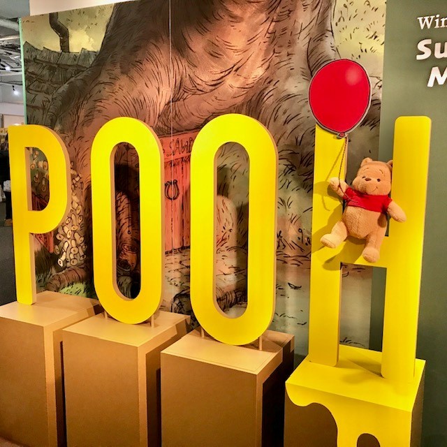 西武池袋本店 21年版全国初開催 800以上のプーさんグッズをそろえて開催中 プーさんの100 エーカーの森を表現した会場内には 映画の人気シーンを壁紙にしたフォトスポットも登場 ディズニー くまのプーさん おひさまマーケット 1 水
